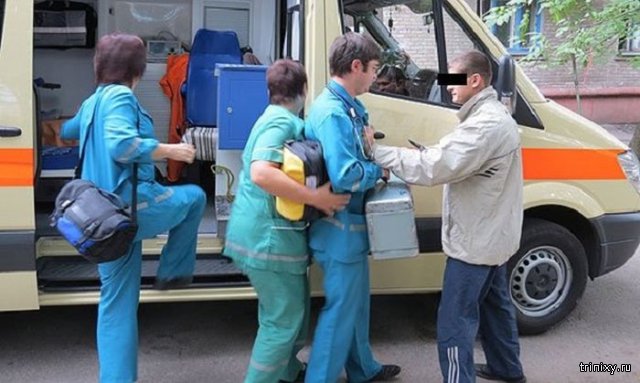 Врачей скорой помощи на вызове могут приравнять к полицейским (2 фото) Врачей скорой помощи на вызове могут приравнять к полицейским (2 фото)