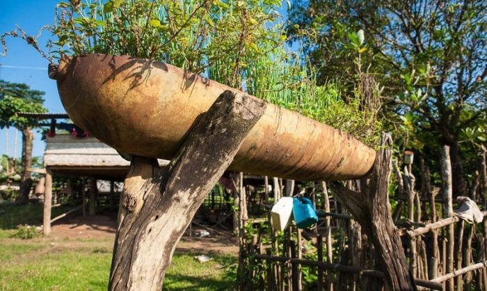 Неожиданное применение неразорвавшихся снарядов в Лаосе (10 фото) Неожиданное применение неразорвавшихся снарядов в Лаосе (10 фото)