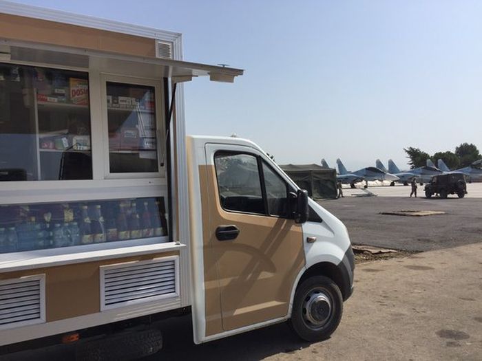 Передвижной киоск с продуктами питания на авиабазе в Сирии (4 фото) Передвижной киоск с продуктами питания на авиабазе в Сирии (4 фото)