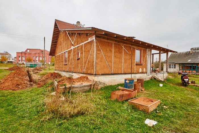 Житель Белоруссии строит соломенный дом (25 фото) Житель Белоруссии строит соломенный дом (25 фото)
