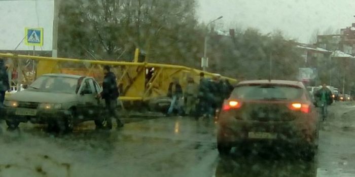 В Омске башенный кран рухнул на проезжавшие автомобили (4 фото) В Омске башенный кран рухнул на проезжавшие автомобили (4 фото)
