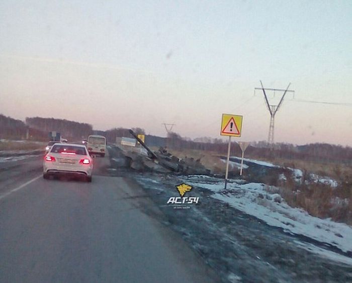 В осенней распутице под Новосибирском увяз танк Т-80 (3 фото) В осенней распутице под Новосибирском увяз танк Т-80 (3 фото)