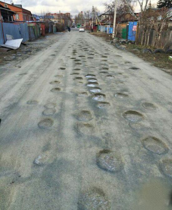 Странная асфальтовая дорога в Новосибирске (2 фото) Странная асфальтовая дорога в Новосибирске (2 фото)