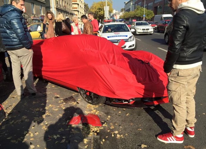 Очумелый юный водитель LaFerrari стоимостью 1,5 миллионов $ (4 фото) Очумелый юный водитель LaFerrari стоимостью 1,5 миллионов $ (4 фото)