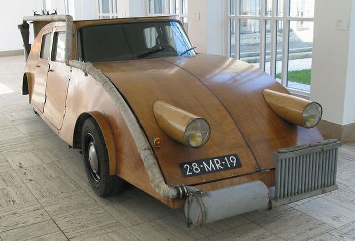 Автомобили, которые ездят на дровах (23 фото) Автомобили, которые ездят на дровах (23 фото)