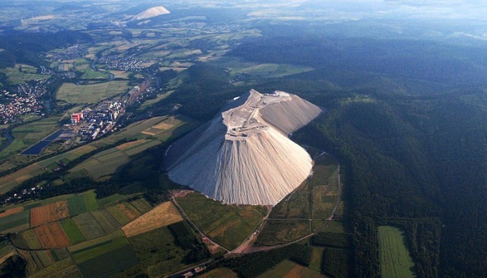 Монте Кали - самая большая в мире искусственная гора поваренной соли (5 фото) Монте Кали - самая большая в мире искусственная гора поваренной соли (5 фото)