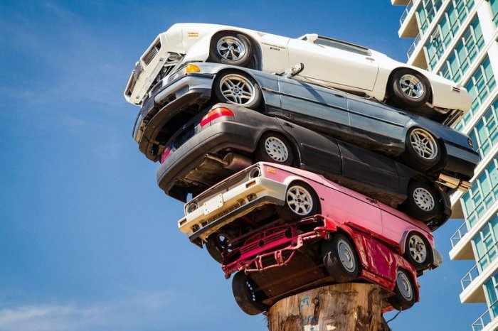 «Trans Am Totem» - искусство укладки автомобилей (5 фото) «Trans Am Totem» - искусство укладки автомобилей (5 фото)