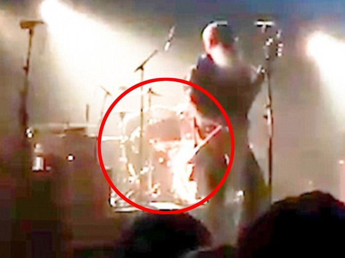 В сети появился снимок из клуба Bataclan после совершенного там теракта (5 фото) В сети появился снимок из клуба Bataclan после совершенного там теракта (5 фото)