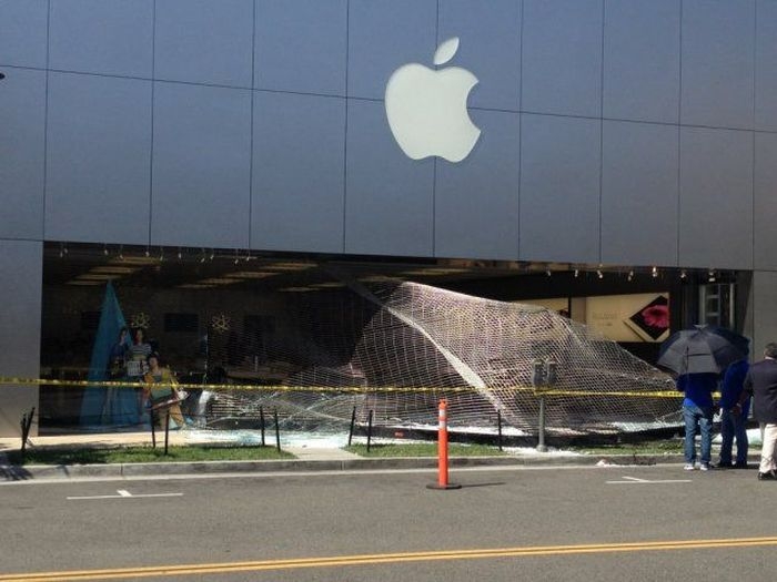 Это насколько же нужно хотеть iPhone, чтобы вломиться в магазин Apple (3 фото) Это насколько же нужно хотеть iPhone, чтобы вломиться в магазин Apple (3 фото)