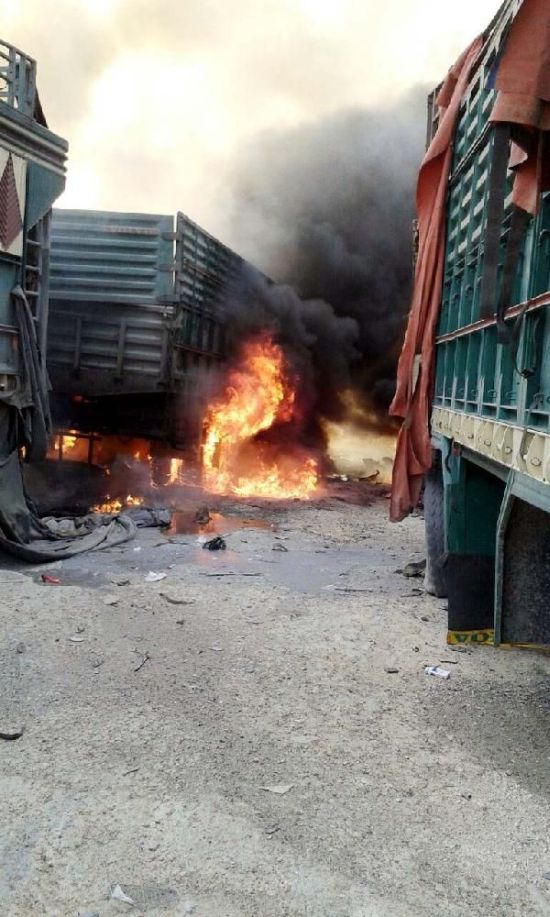 В Сирии разбомбили турецкий конвой с гуманитарной помощью (6 фото) В Сирии разбомбили турецкий конвой с гуманитарной помощью (6 фото)