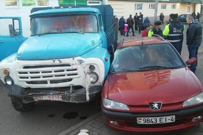 Пьяные угонщики грузовика стали крушить все на своем пути (5 фото) Пьяные угонщики грузовика стали крушить все на своем пути (5 фото)