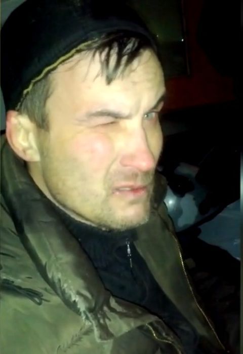 В Красноярске грабитель застрял в крыше торгового павильона (2 фото) В Красноярске грабитель застрял в крыше торгового павильона (2 фото)