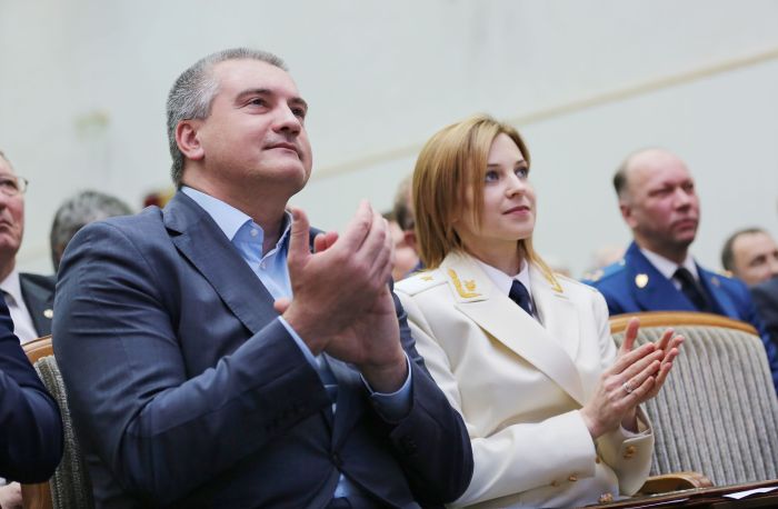 Наталья Поклонская появилась в белом парадном кителе (5 фото) Наталья Поклонская появилась в белом парадном кителе (5 фото)