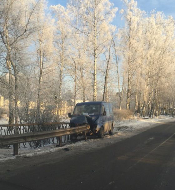 В Пушкине фургон оказался нанизанным на дорожный отбойник (7 фото) В Пушкине фургон оказался нанизанным на дорожный отбойник (7 фото)