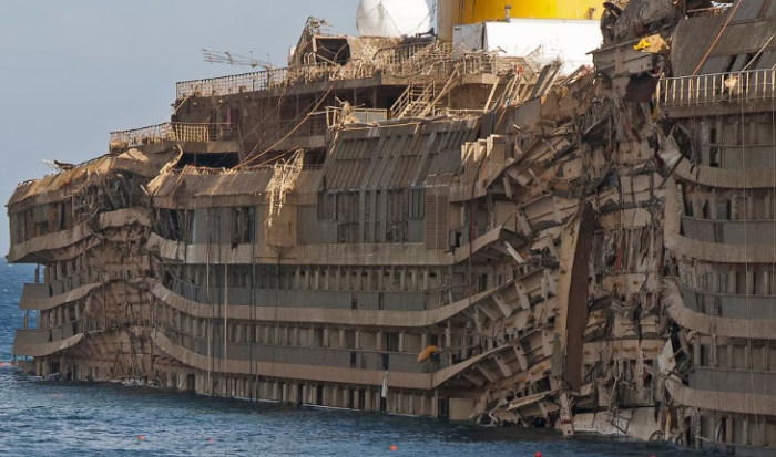 Редкие кадры с поднятого круизного лайнера Costa Concordia (8 фото) Редкие кадры с поднятого круизного лайнера Costa Concordia (8 фото)