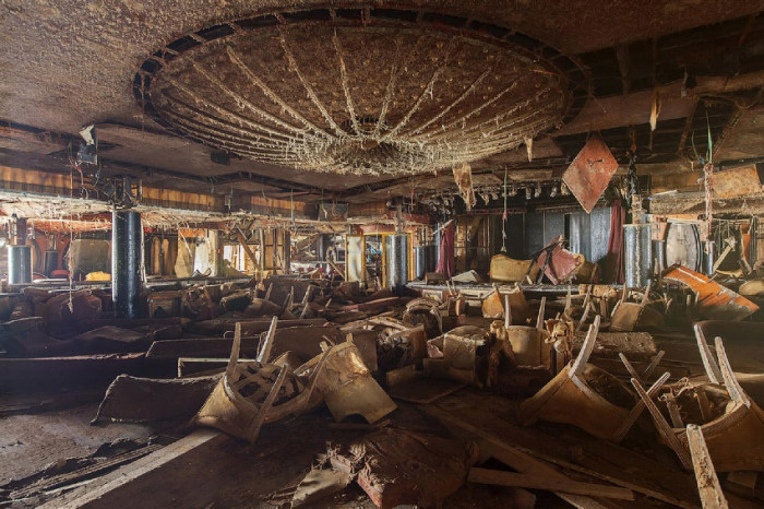 Редкие кадры с поднятого круизного лайнера Costa Concordia (8 фото) Редкие кадры с поднятого круизного лайнера Costa Concordia (8 фото)