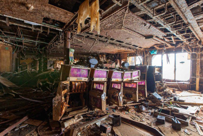 Редкие кадры с поднятого круизного лайнера Costa Concordia (8 фото) Редкие кадры с поднятого круизного лайнера Costa Concordia (8 фото)