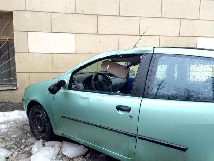 Упавшие с крыши дома ледяные глыбы повредили BMW X5 и Fiat Punto (5 фото) Упавшие с крыши дома ледяные глыбы повредили BMW X5 и Fiat Punto (5 фото)
