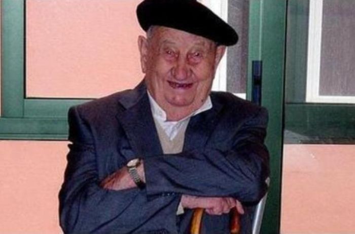 В возрасте 107 лет умер испанец, который пил только вино (3 фото) В возрасте 107 лет умер испанец, который пил только вино (3 фото)