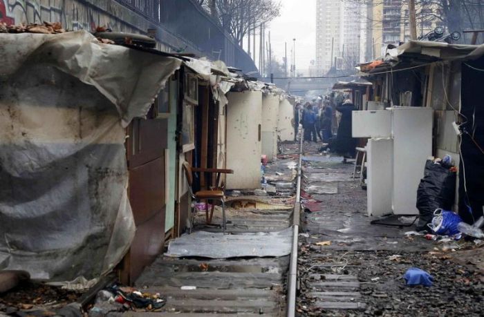 Цыганские трущобы на окраине Парижа (16 фото) Цыганские трущобы на окраине Парижа (16 фото)