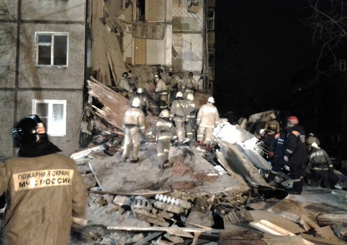 Из-за взрыва бытового газа частично обрушился жилой дом (5 фото) Из-за взрыва бытового газа частично обрушился жилой дом (5 фото)