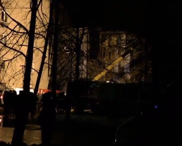 Из-за взрыва бытового газа частично обрушился жилой дом (5 фото) Из-за взрыва бытового газа частично обрушился жилой дом (5 фото)