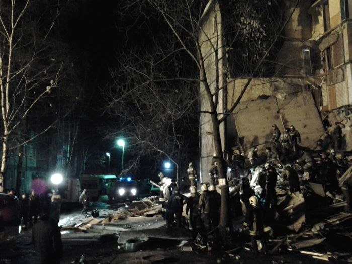 Из-за взрыва бытового газа частично обрушился жилой дом (5 фото) Из-за взрыва бытового газа частично обрушился жилой дом (5 фото)
