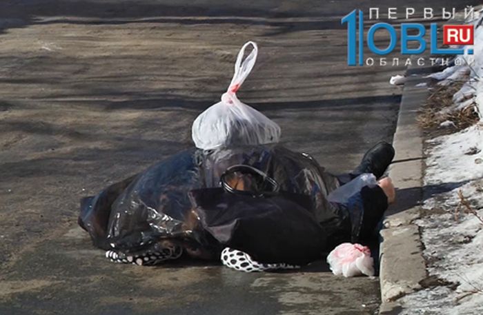 Похоронные службы не могли забрать тело умершей женщины (4 фото) Похоронные службы не могли забрать тело умершей женщины (4 фото)