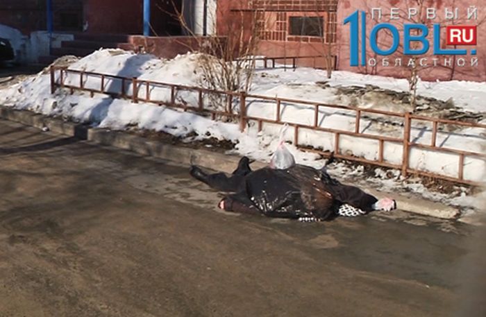 Похоронные службы не могли забрать тело умершей женщины (4 фото) Похоронные службы не могли забрать тело умершей женщины (4 фото)