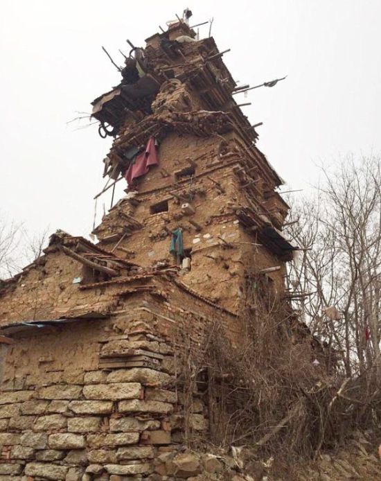 В Китае душевнобольной мужчина построил 7-этажную башню (4 фото) В Китае душевнобольной мужчина построил 7-этажную башню (4 фото)