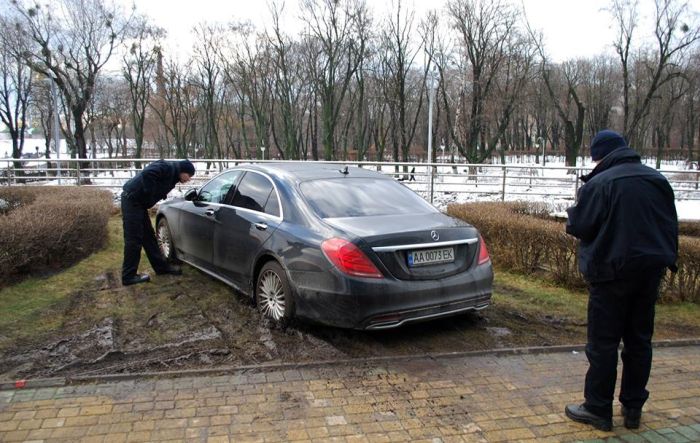 В Киеве роскошный Mercedes S-Class припарковали прямо в грязи (7 фото) В Киеве роскошный Mercedes S-Class припарковали прямо в грязи (7 фото)
