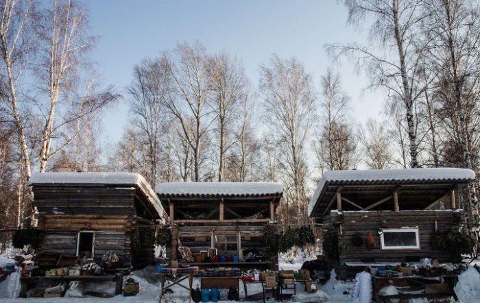 «Торговые павильоны» в глухой сибирской деревушке (17 фото) «Торговые павильоны» в глухой сибирской деревушке (17 фото)