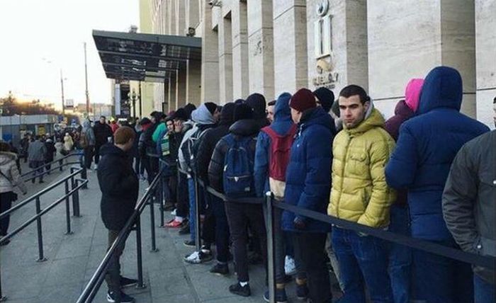 За кроссовками Канье Уэста выстроились гигантские очереди в Москве (7 фото) За кроссовками Канье Уэста выстроились гигантские очереди в Москве (7 фото)