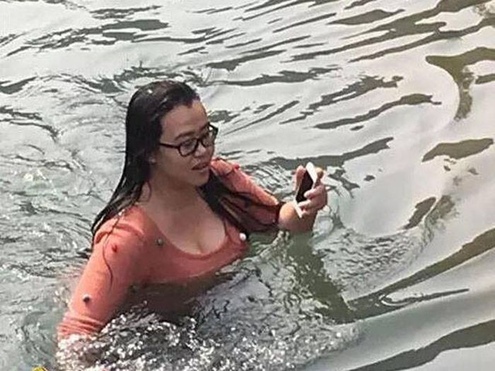 Китаянка нырнула в ледяную воду, чтобы достать упавший iPhone (4 фото) Китаянка нырнула в ледяную воду, чтобы достать упавший iPhone (4 фото)