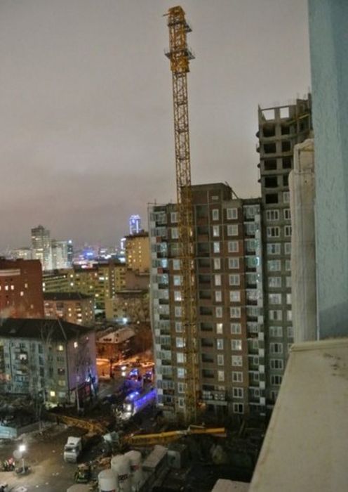 В Екатеринбурге башенный кран упал на жилой дом (5 фото) В Екатеринбурге башенный кран упал на жилой дом (5 фото)