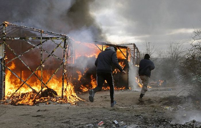 В Кале произошли столкновения между мигрантами и полицией (11 фото) В Кале произошли столкновения между мигрантами и полицией (11 фото)