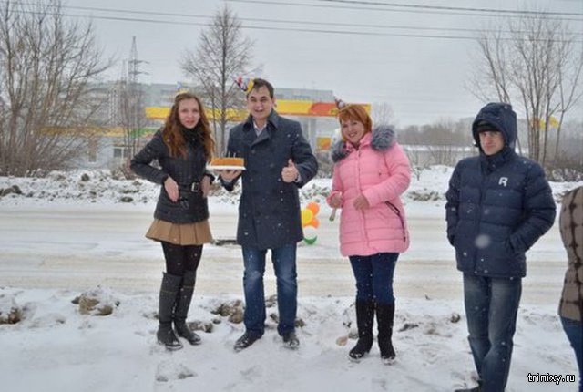 Отпраздновал День рождения "любимой" дорожной ямы (3 фото) Отпраздновал День рождения "любимой" дорожной ямы (3 фото)
