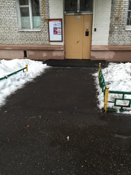 Московские чиновники «установили» исчезнувшую урну в фотошопе (2 фото) Московские чиновники «установили» исчезнувшую урну в фотошопе (2 фото)