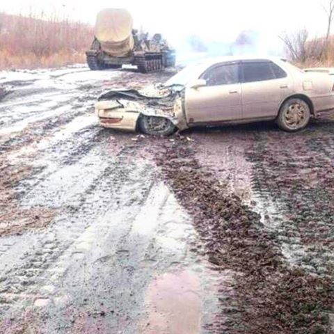 Самоходный миномет «Тюльпан» наехал на легковой автомобиль (2 фото) Самоходный миномет «Тюльпан» наехал на легковой автомобиль (2 фото)