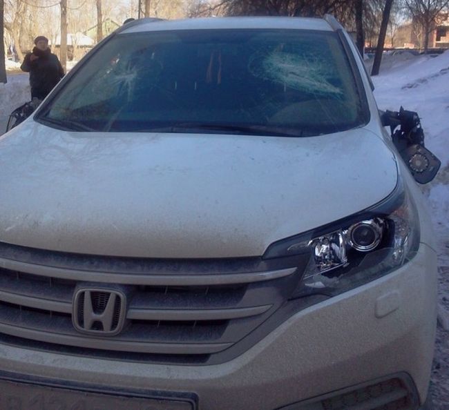 В Екатеринбурге за парковку на тротуаре повредили автомобиль (3 фото) В Екатеринбурге за парковку на тротуаре повредили автомобиль (3 фото)