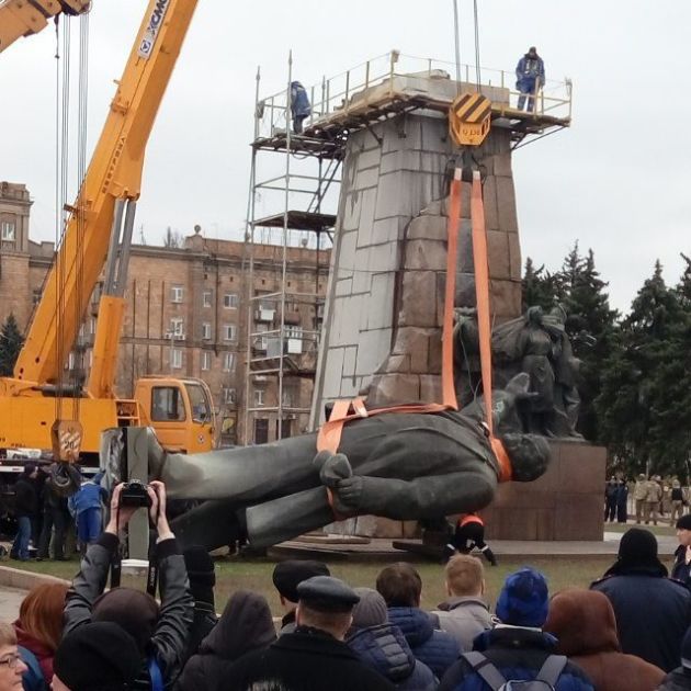 В Запорожье снесли самый большой на Украине памятник Ленину (5 фото) В Запорожье снесли самый большой на Украине памятник Ленину (5 фото)