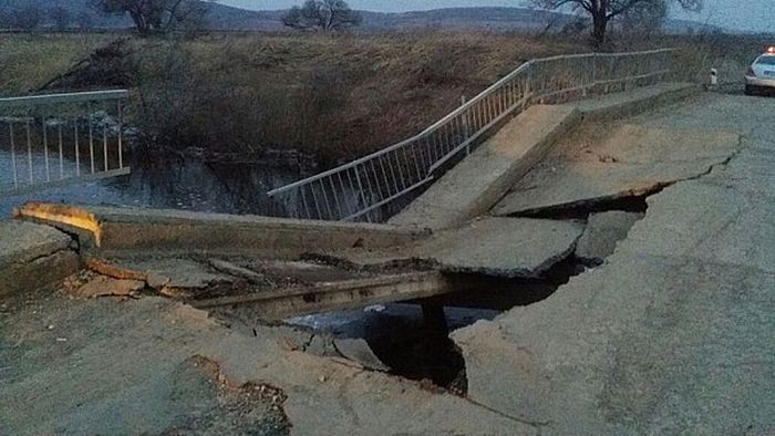 В Приморье обрушился еще один мост (3 фото) В Приморье обрушился еще один мост (3 фото)