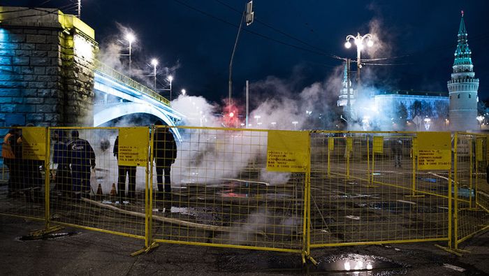 У московского Кремля троллейбус частично провалился в яму (6 фото) У московского Кремля троллейбус частично провалился в яму (6 фото)