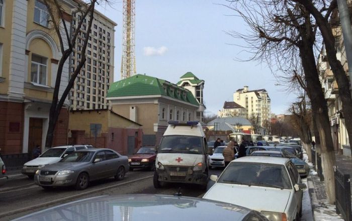 Пьяный водитель скорой помощи протаранил шесть автомобилей (6 фото) Пьяный водитель скорой помощи протаранил шесть автомобилей (6 фото)