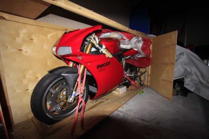 Забытый мотоцикл Ducati 996R простоял более 10 лет в заводском боксе (10 фото) Забытый мотоцикл Ducati 996R простоял более 10 лет в заводском боксе (10 фото)