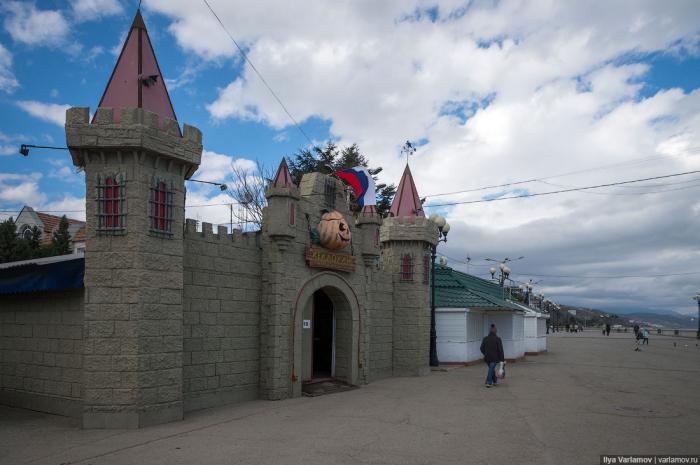 Алушта: курорт-антиутопия (63 фото) Алушта: курорт-антиутопия (63 фото)