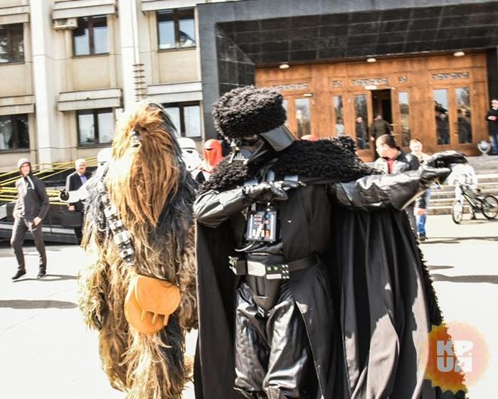 В Одессе Дарт Вейдер пришел в гости к Саакашвили (9 фото) В Одессе Дарт Вейдер пришел в гости к Саакашвили (9 фото)