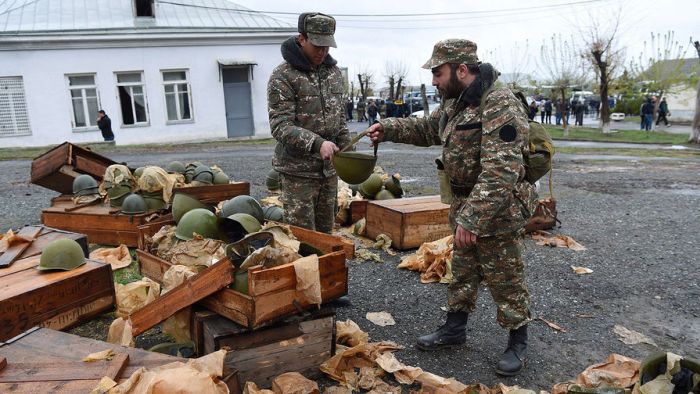 В Нагорном Карабахе возобновились боевые действия (13 фото) В Нагорном Карабахе возобновились боевые действия (13 фото)