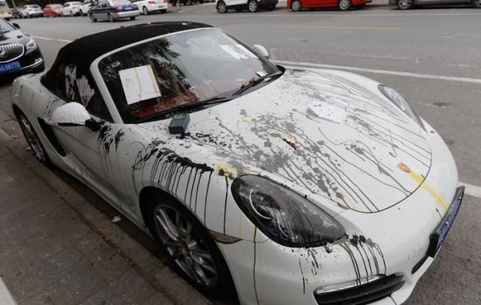 Месть соседу, перекрывшему своим Porsche вход в жилой комплекс (5 фото) Месть соседу, перекрывшему своим Porsche вход в жилой комплекс (5 фото)