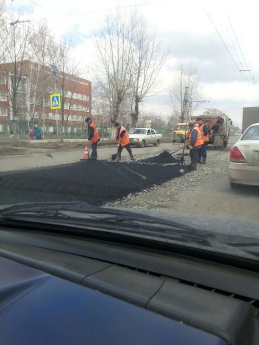 Ремонт дороги в Омске начался мгновенно ! (2 фото) Ремонт дороги в Омске начался мгновенно ! (2 фото)